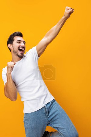 Téléchargez les photos : Isolé homme mannequin vue studio chemise fond blanc modèle t-shirt style de vie casual jaune espace devant vêtements sourire portrait vêtements copie blanche - en image libre de droit