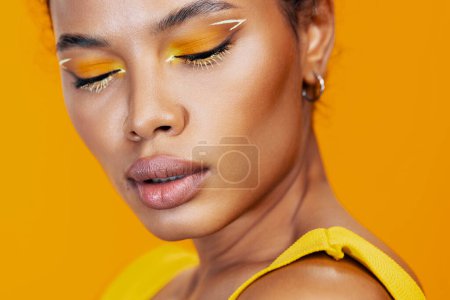 Téléchargez les photos : Jaune femme peau rose studio beauté style africain visage cosmétologie noir cosmétique coloré mannequin portrait créatif beau espace copie sourire maquillage - en image libre de droit