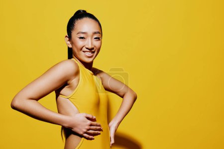 Téléchargez les photos : Femme modèle assez jaune surpris tendance asiatique noir beauté étonné sourire mode cheveux été attrayant femme main occasionnel un yeux portrait maillot de bain - en image libre de droit
