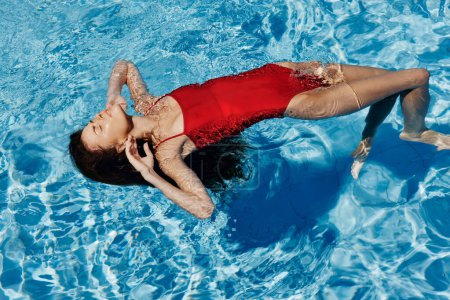 Foto de Mujer fitness azul ejercicio cuerpo traje de baño piscina bajo el agua verano agua nadador deporte mujer caucásico adulto nadar sano bikini joven vacaciones estilo de vida belleza persona recreación - Imagen libre de derechos