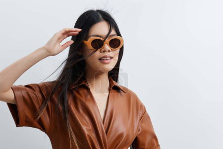 Foto de Retrato mujer moda cara sombrero viaje belleza glamour estilo de vida cosmético cabello hermosa feminidad atractivo gafas de sol vacaciones beige asiático modelo salón - Imagen libre de derechos