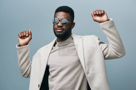 Téléchargez les photos : Homme portrait vert américain look élégant fond afro veste américaine intérieur noir boucle d'oreille attrayant beau sourire style de vie moderne modèle afro mode - en image libre de droit