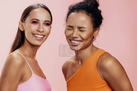 Foto de Mujer africana hermoso brillo mezclado cara saludable estudio feliz retrato niñas ojo maquillaje bodycare modelo dos belleza atractivo colorido americano raza rosa juntos piel - Imagen libre de derechos