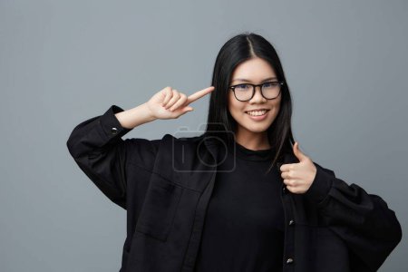 Foto de Mujer retrato moda lindo negocio sonrisa gafas alegre hermosa moda feliz belleza estudiante atractivo cara confiado asiático estudio chica estilo de vida fondo - Imagen libre de derechos