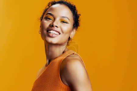 Téléchargez les photos : Visage femme cosmétologie peau cosmétique coloré africain beauté noir espace modèle maquillage rose jaune portrait studio style copie belle mode ethnique sourire créatif - en image libre de droit