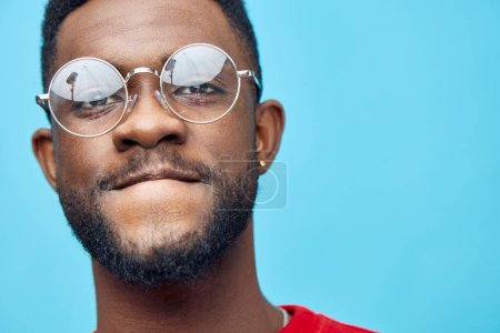 Téléchargez les photos : Africaine homme lunettes tendance modèle studio style élégant copie accessoire isolé moderne noir attrayant portrait partie visage américain vert espace bleu heureux mode - en image libre de droit