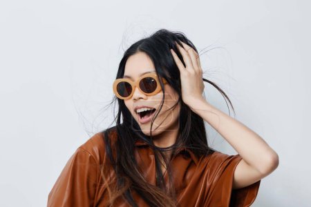 Téléchargez les photos : Portrait femme chapeau attrayant asiatique modèle mode style de vie Voyage lunettes de soleil beige salon mignon belle beauté vacances cheveux visage féminité glamour cosmétique - en image libre de droit