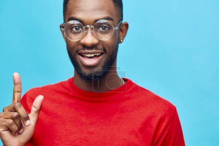 Téléchargez les photos : Homme fond masculin portrait lunettes bleu look américain adulte visage africain style africain modèle américain mode sourire veste style élégant noir - en image libre de droit