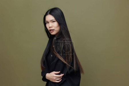 Téléchargez les photos : Femme asiatique beauté mode attrayant portrait visage noir fille cheveux glamour long beau mignon cosmétique salon de coiffure élégance cheveux modèle japonais féminité - en image libre de droit