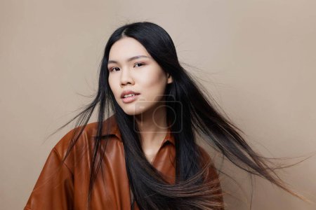 Téléchargez les photos : Portrait femme cheveux visage coréen long salon cosmétique asiatique mignon noir beau attrayant glamour cheveux féminité mode beige fille sexy beauté cheveux élégance modèle - en image libre de droit
