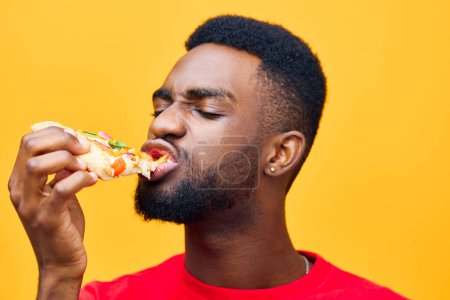 Téléchargez les photos : Homme sourire joyeux concept espace repas adulte gars fond masculin copie pizza heureux nourriture tranche faim livraison personne millénial régime nutrition rapide noir - en image libre de droit