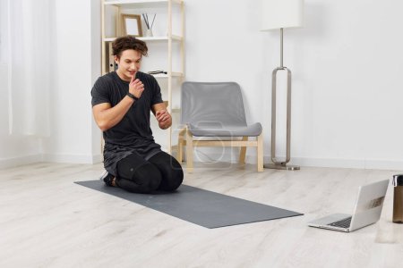 Téléchargez les photos : Hobby homme activité remise en forme physique salle d'exercice santé yoga entraînement sport tapis maison personne force style de vie bien-être maison actif intérieur sain appartement - en image libre de droit
