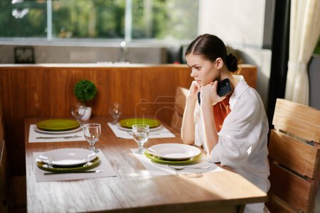 Foto de Mesa de belleza caucásica dieta estilo de vida restaurante mujeres comida atractiva persona adulta joven retrato sentado fresco bastante nutrición comer - Imagen libre de derechos