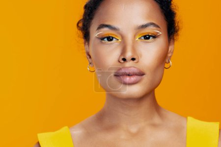 Téléchargez les photos : Portrait femme espace créatif beauté rose modèle coloré belle copie cosmétique ethnique noir peau maquillage sourire studio style cosmétologie visage africain mode jaune - en image libre de droit