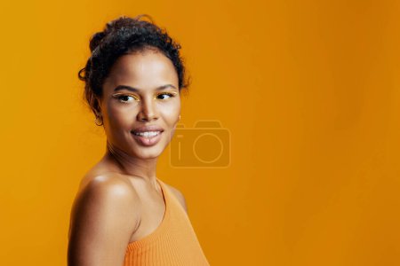 Téléchargez les photos : Visage femme ethnique jaune portrait sourire studio copier peau cosmétologie beau noir africain beauté espace rose mode maquillage modèle créatif oeil coloré style cosmétique - en image libre de droit