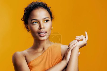 Téléchargez les photos : Maquillage femme cosmétologie modèle belle mode copie beauté coloré africain style espace noir rose jaune portrait sourire studio créatif peau cosmétique visage - en image libre de droit
