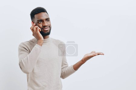 Téléchargez les photos : Homme hipster jeune adulte homme d'affaires smartphone personne noire en ligne heureux portrait téléphone espace maquette sourire technologie copier afrique mobile fond isolé sourire montrant - en image libre de droit