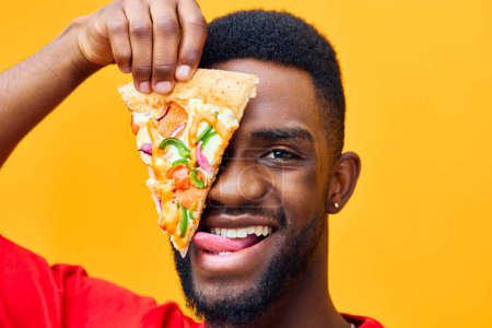 Téléchargez les photos : Noir homme copie gai isolé pizza tranche rouge afro malsain fond barbu espace nourriture adulte heureux sourire tenir rapide gars nourriture jaune livraison studio - en image libre de droit