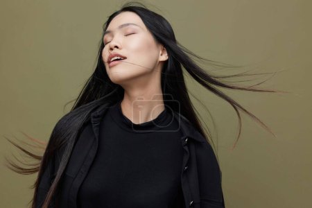 Téléchargez les photos : Femme salon cosmétique féminité modèle cheveux asiatique cheveux noirs beauté beau mignon japonais portrait attrayant cheveux long visage fille élégance glamour coréen mode - en image libre de droit