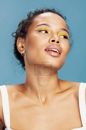 Foto de Mujer de la piel tiro rizado maquillaje piel retrato hermoso pelo cara africana belleza estudio americano felicidad moda close-up feliz estilo de vida cuidado mujer azul estudio sonrisa - Imagen libre de derechos
