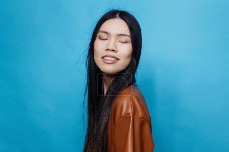 Téléchargez les photos : Lifestyle femme portrait beauté attrayant asiatique tendance fille fond mignon studio bleu heureux sourire - en image libre de droit