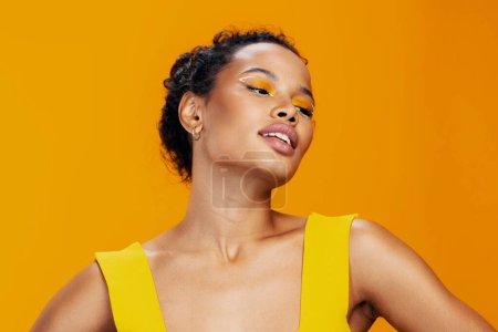 Téléchargez les photos : Femme cosmétique peau maquillage coloré beauté sourire visage espace belle rose jaune copie cosmétologie noir modèle portrait style studio créatif africain mode ethnique - en image libre de droit