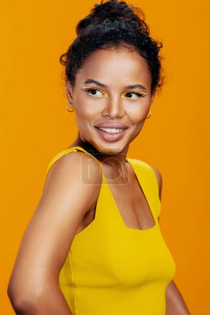 Foto de Estilo mujer piel amarillo rosa cara modelo sonrisa africano negro cosmetología retrato belleza maquillaje espacio hermoso colorido cosmético creativo moda copia estudio - Imagen libre de derechos