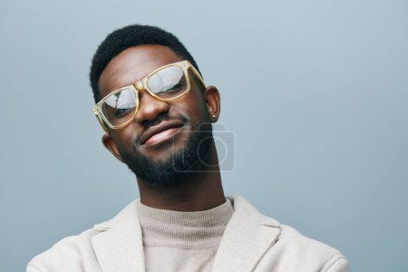 Foto de Hombre espacio expresión gafas de sol africano moda retrato estilo moderno americano moda masculino elegante atractivo pendiente chico americano estudio chaqueta copia sonrisa modelo negro - Imagen libre de derechos