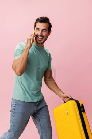Foto de Hombre aeropuerto smartphone viaje chico estudio vacaciones equipaje turista hotel blanco móvil viajero maleta sonrisa servicio viaje pasajero teléfono - Imagen libre de derechos