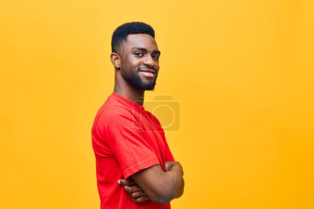 Téléchargez les photos : Homme style modèle veste beige expression américain rouge noir lunettes portrait gars américain orange africaine regard positif arrière-plan sourire émotion mode élégant coloré - en image libre de droit