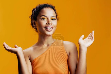 Téléchargez les photos : Belle femme colorée jaune cosmétologie mode visage studio style rose ethnique noir modèle maquillage beauté portrait peau copie espace cosmétique créatif africain sourire - en image libre de droit
