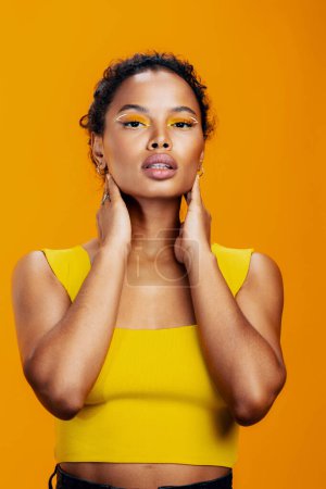 Téléchargez les photos : Style femme portrait noir visage beauté peau sourire maquillage cosmétique modèle afrique cosmétologie jaune studio coloré mode créatif beau - en image libre de droit