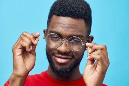 Téléchargez les photos : Homme afro veste élégant à la mode élégant américain espace adulte modèle copie boucle d'oreille mode bleu africain accessoire noir coiffure lunettes isolées portrait - en image libre de droit