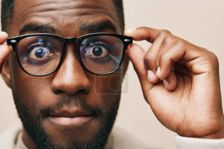 Téléchargez les photos : Homme beau modèle africain chemise coiffure mâle mode style lunettes noir gars beige jeune américain portrait américain tendance personne élégant veste verte - en image libre de droit