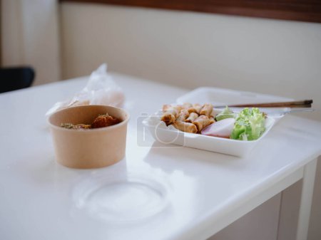 Foto de La comida de la entrega en la mesa en utensilios de plástico, un concepto de comida rápida. Foto de alta calidad - Imagen libre de derechos