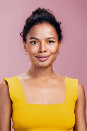 Téléchargez les photos : Femme modèle peau copie portrait noir africain coloré sourire espace maquillage beauté visage style cosmétique jaune cosmétologie belle mode créatif studio rose - en image libre de droit