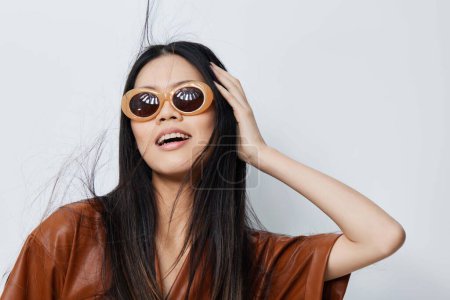 Téléchargez les photos : Femme belle beige beauté asiatique mignon féminité glamour chapeau lunettes de soleil cosmétique modèle salon noir mode style de vie Voyage portrait cheveux attrayant visage vacances - en image libre de droit