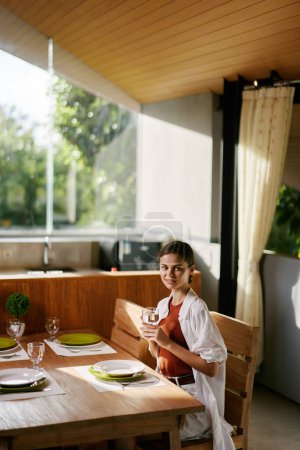 Téléchargez les photos : Adulte café femmes assis attrayant personne femme jolie dîner nourriture jeune restaurant repas une boisson saine table style de vie alimentation beauté caucasien - en image libre de droit