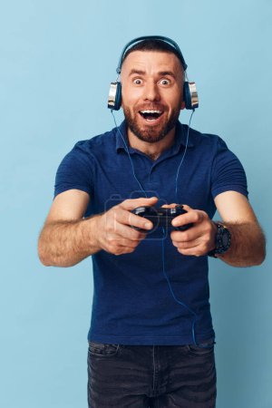 Foto de Guy hombre joystick personas control de la consola jugando juego feliz vídeo alegría joven diversión ocio retrato hombre estilo de vida entretenimiento gamer adulto expresión - Imagen libre de derechos