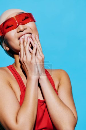Foto de Elegancia mujer azul gafas de sol cara estilo de vida retrato expresión belleza moda sonriente traje de baño asiático moda blanco emoción rojo rosa un fondo - Imagen libre de derechos