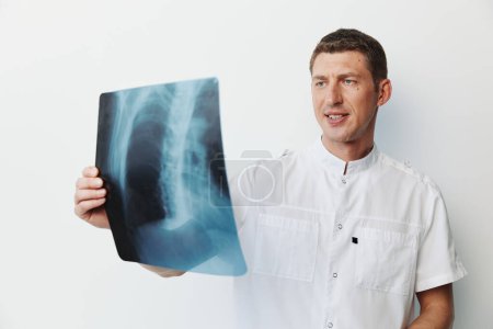 Foto de Hombre cirujano radiólogo salud blanco rayos X practicante estetoscopio medicina hombre diagnóstico profesional médico especialista médico persona clínica médico hospital adulto - Imagen libre de derechos