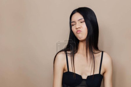 Téléchargez les photos : Beauté femme long glamour élégance cheveux beige mignon sexy modèle de cheveux belle noir asiatique attrayant salon féminité maquillage coréen cheveux fille portrait cosmétique mode visage - en image libre de droit