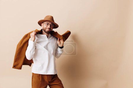 Foto de Guapo chico vaquero sombrero hombres masculino retrato vintage estilo adulto moda occidental persona fondo barba fondo usando cara hombres retro rancho - Imagen libre de derechos