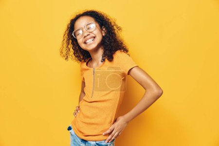 Téléchargez les photos : Femme jeune jaune modèle étudiant cheveux beauté bouclé sourire africaine heureux fond de mode féminine joie noir afro américain personne femme - en image libre de droit