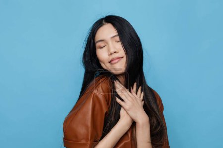 Téléchargez les photos : Femme studio sourire long bleu heureux beauté fille fond asiatique attrayant portrait mignon mode de vie de cheveux à la mode - en image libre de droit