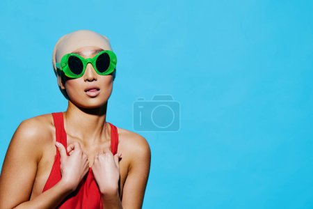 Téléchargez les photos : Femme bonheur joyeux jolie expression style d'été lunettes de soleil beauté sourire chapeau mode noir dame blanc maillot de bain lèvres portrait féminin mignon studio modèle à la mode - en image libre de droit