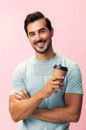 Foto de Sonrisa hombre moda té aislado taza caliente feliz sueño rosa copia estudiante hipster energía camiseta café estudio papel espacio bebida - Imagen libre de derechos