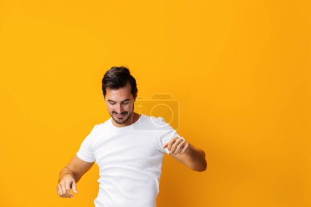 Téléchargez les photos : Homme sourire chemise vêtements jeans jaune blanc vêtements modèle portrait copie vue studio espace style de vie casual isolé modèle blanc avant fond maquette t-shirt casual - en image libre de droit