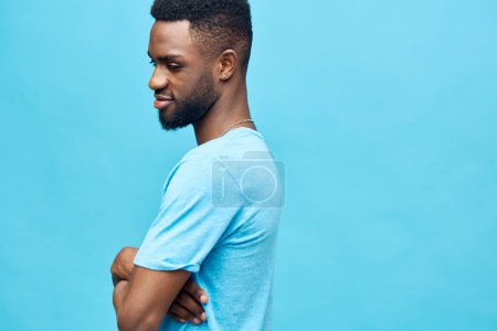 Foto de Retrato hombre moda fondo afro cara americano gris azul africano sonriente beige emoción guapo chico macho mirar confiado uno negro expresión joven posando - Imagen libre de derechos