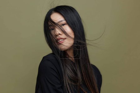 Téléchargez les photos : Modèle femme cheveux salon de coiffure fille cosmétique féminité long glamour portrait mignon maquillage peau visage belle noir asiatique attrayant mode japonais élégance beauté coréen - en image libre de droit